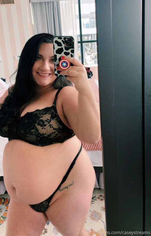 Goooodmorning babes 🖤 back to work today and then looking fo.. 1