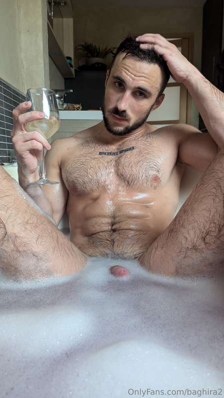 Who wants to join me for my next bath?🥂 4