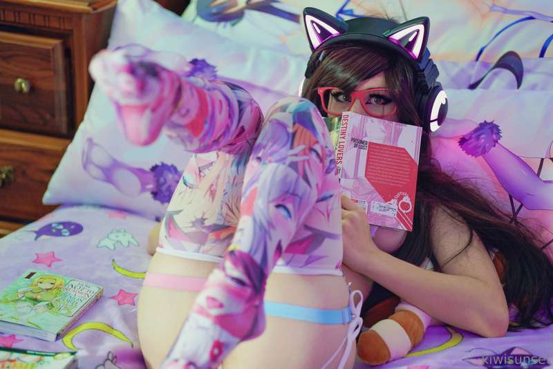 hmmmpf... you caught me reading my guilty pleasure 🙈🥵