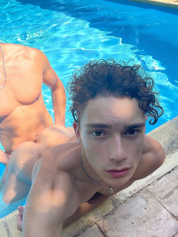 Playing in the pool with @valentinoboy 🥰💦