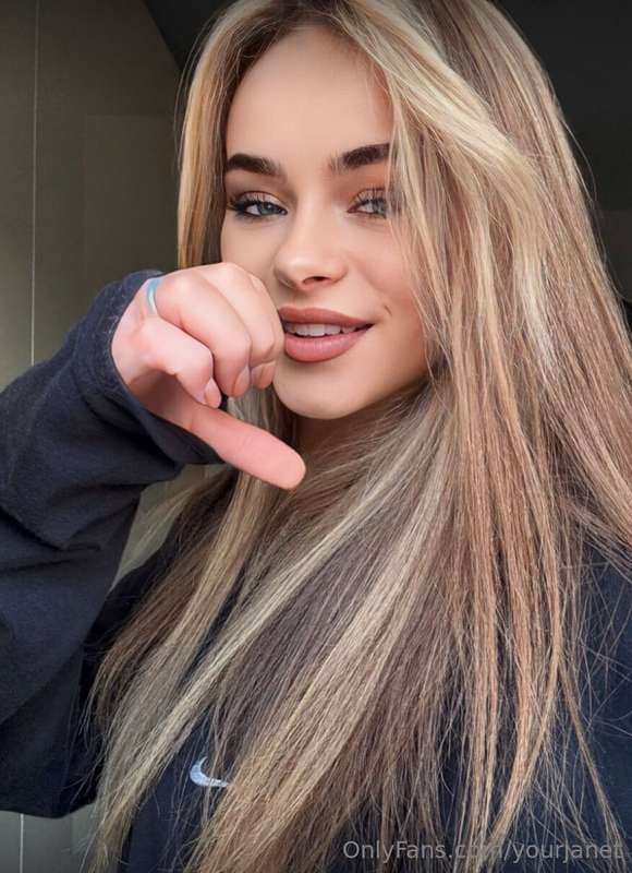 ✨She's ready for your dick @tiny.zoe✨I heard you love filthy..