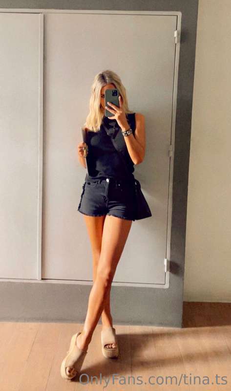 💋 Mirror selfie before heading out for the day! How do you l..
