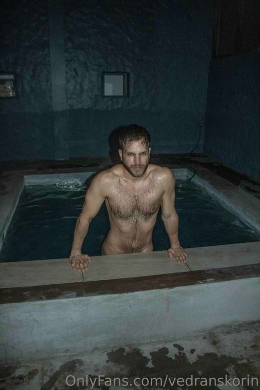 Siempre es bueno meterse a la piscina - It's always good to .. 1