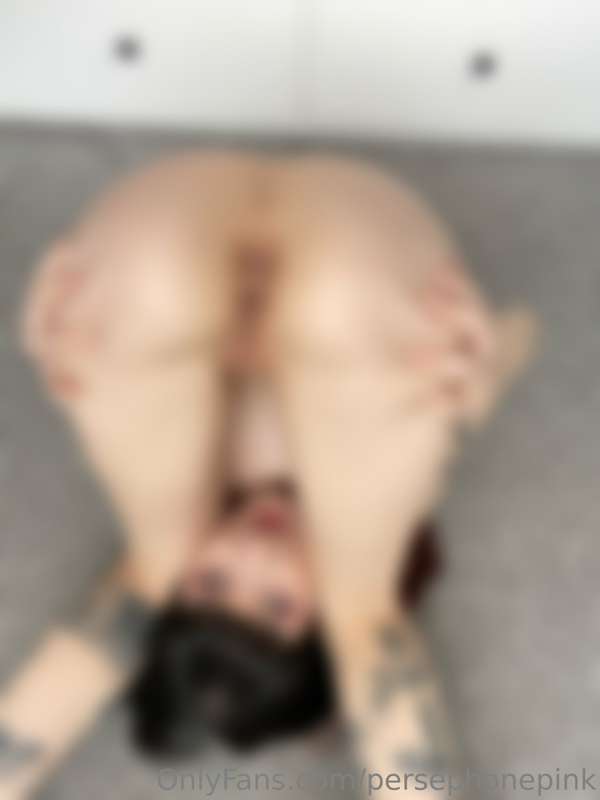 Unfiltered ass grabbing + spreading 

(Custom photo order! ‘..