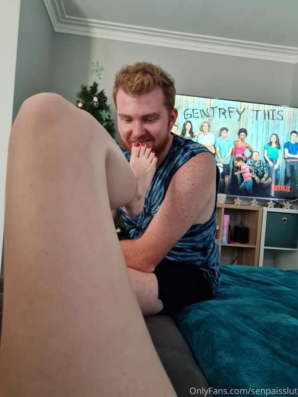 Look how happy he looks to be kissing my beautiful feet 😍