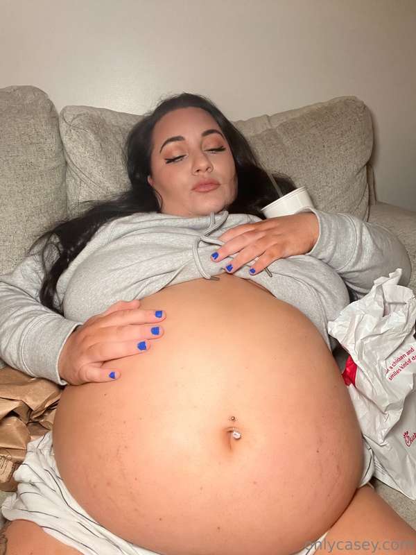 Just a big greedy girl surrounded by her bad decisions 🐷🐷🐷🐷 4