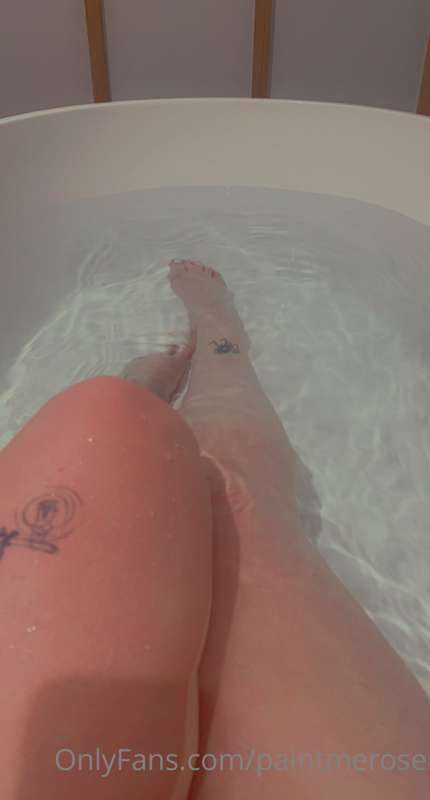 New hair and I had this awesome bath whilst I was away. unfo.. 4