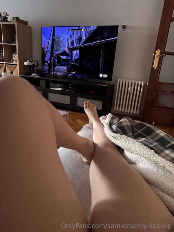 Hoooome and relax my perverts <3|I take distractions ;)