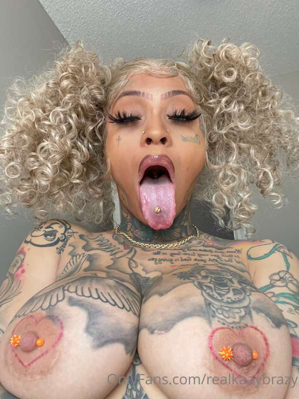 Insert dick here 🥴👅