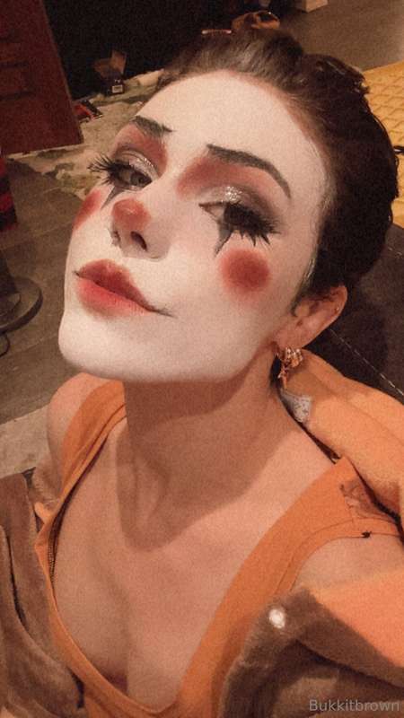 Sometimes i take off a cosplay and just vibe with the leftov.. 3