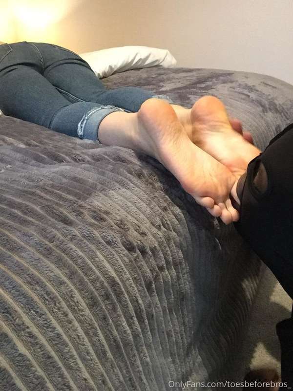 Seeing a beautiful foot model like @eva_rose_feet relaxed wh.. 1
