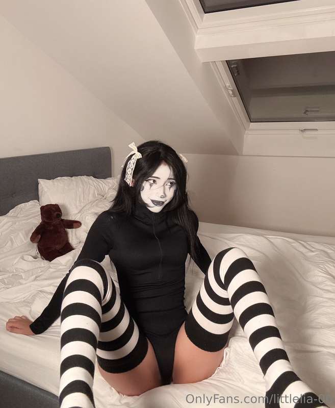 Today is clown day yay!! I love when my 🍒s are out and I can.. 5