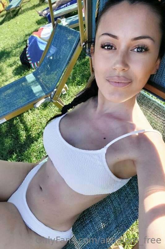 Come to the pool with me?😈