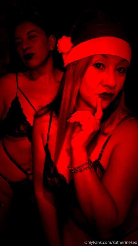 The Hot Sisters wish you a very Merry Christmas! 🔥🔥🔥 Subscri..