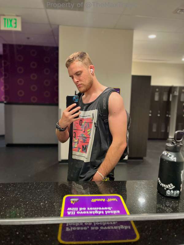 🏋️‍♀️ Doing a push split this morning. Focusing on shoulders..