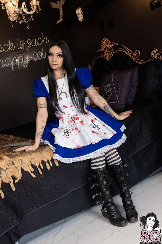 Fall down the rabbit hole with @jessy.angelus_ in her #setof..