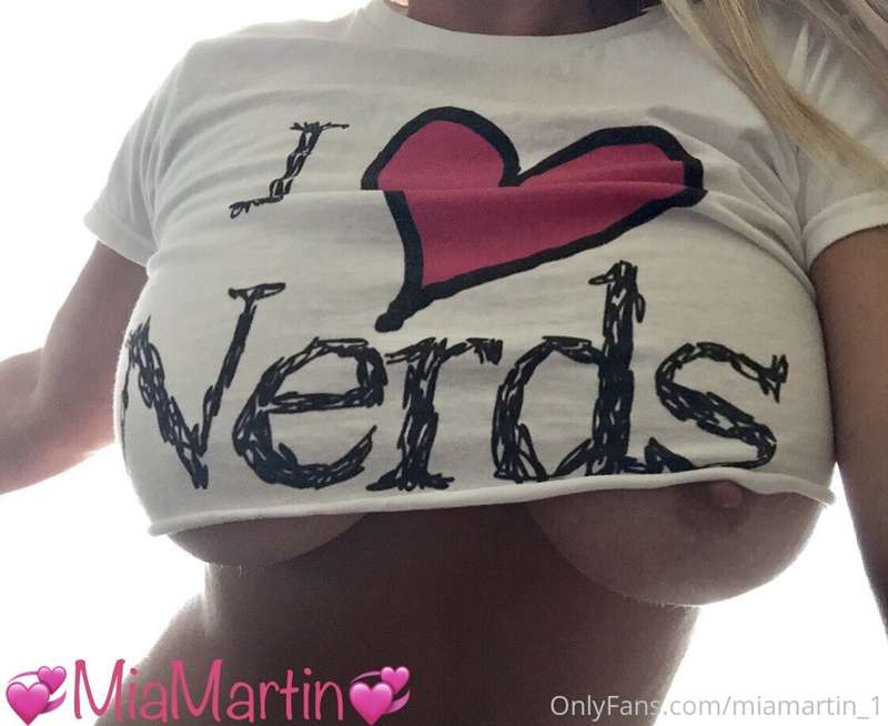 If you are a nerd I’d probably crush on you‼️ I💖NERDS🤗