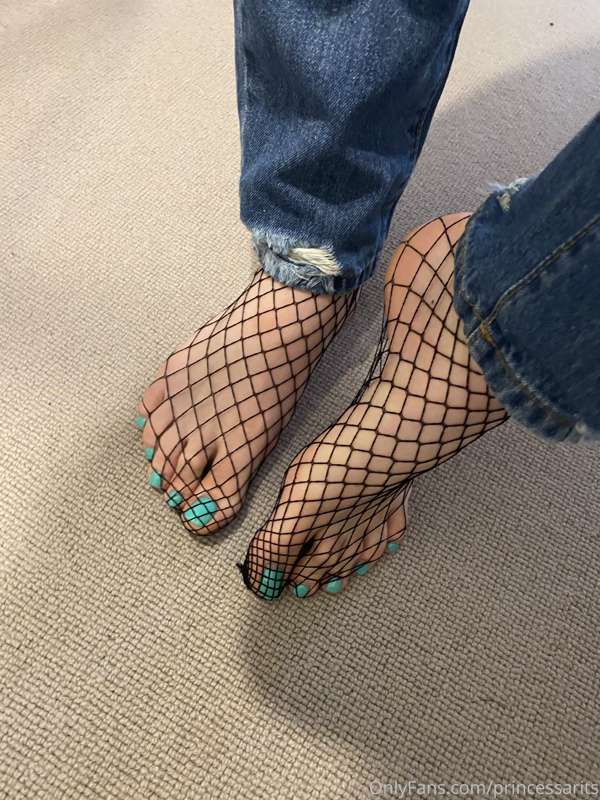 Worship my toes and soles 🦶 
And maybe I’ll give you a footj..