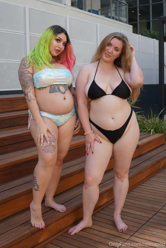 Pool day with @goodgirlgrow  💕‼️ 3