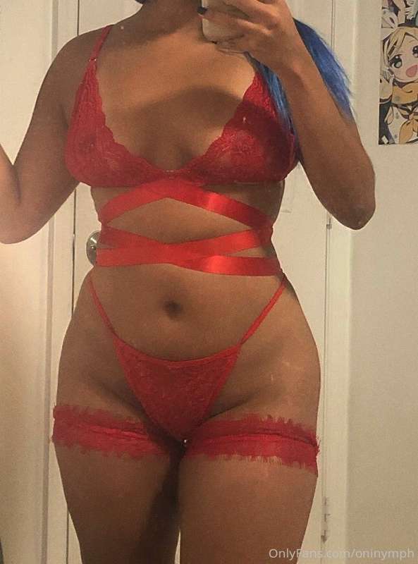 Do i look pretty in red? 1