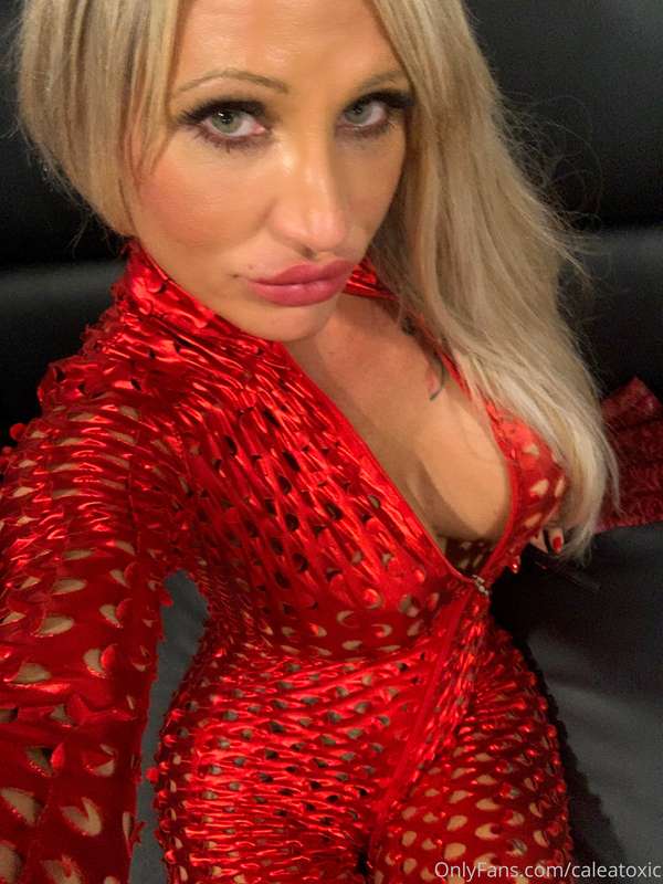 Today in red catsuit. I wish you a nice weekend!
