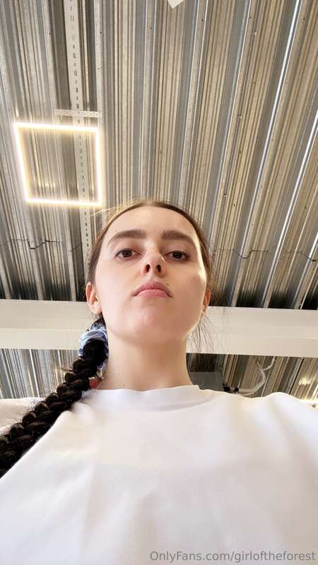 My dudes, I’m back at the gym, and yet again, there’s a girl..