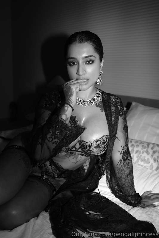 Patiently waiting for someone to fill me up 💦 3