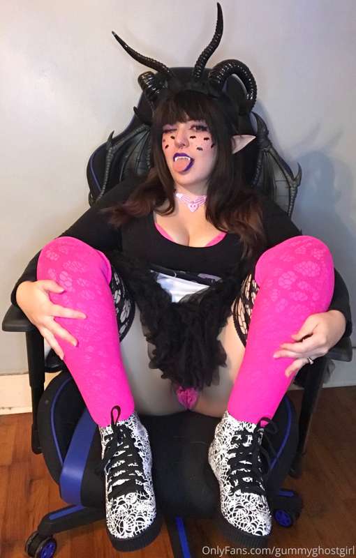 Pastel goth succubus 💕 21