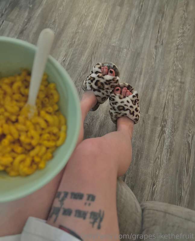 Silent send if you like feet 👣
