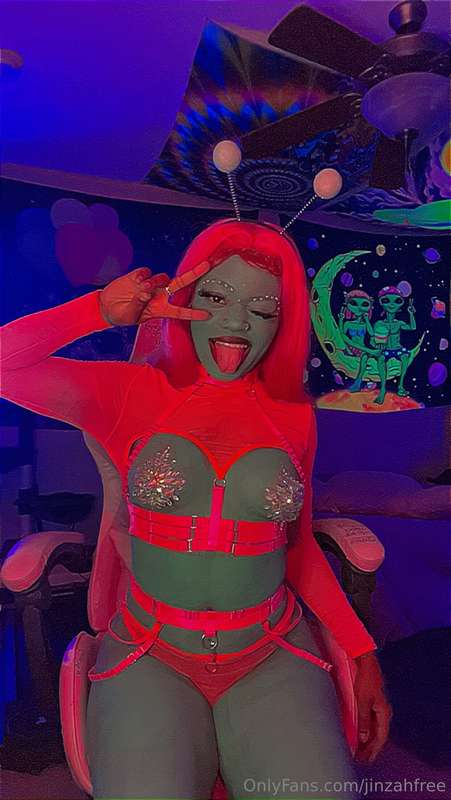 A fan wanted to play with this alien pussy so I let him conn..