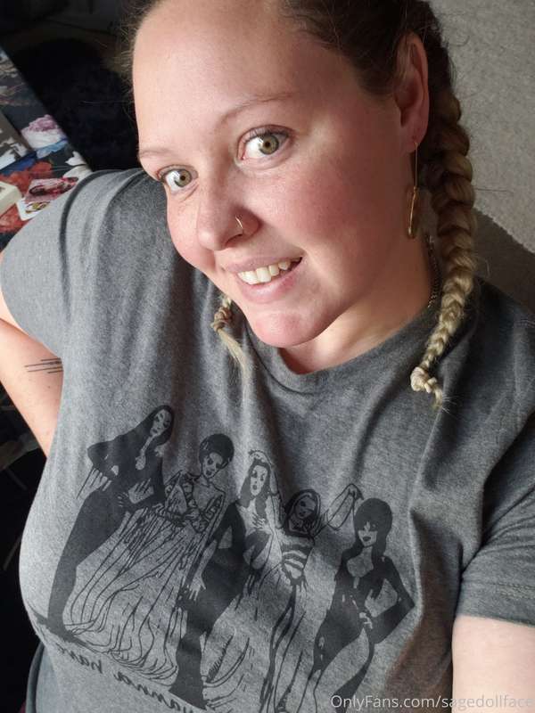 New tshirt, New earrings, loving my lashes and getting some ..