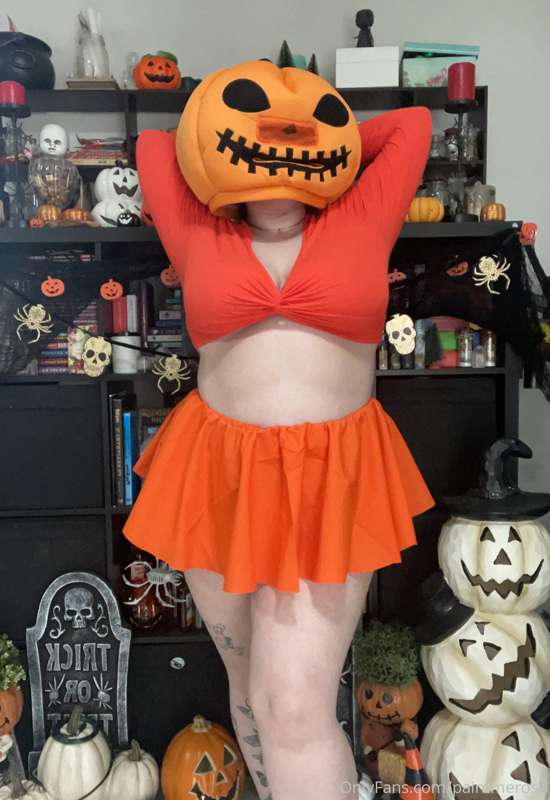 (Slightly late) October 1st Halloween post 🎃 7