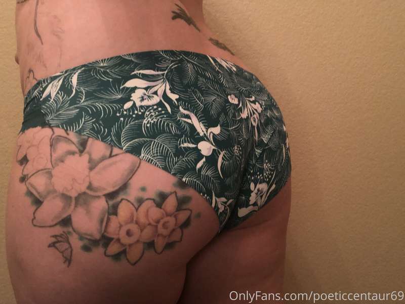 Booty pics set 1, day 1. #underwear #girlswithtattoos #curvy.. 4