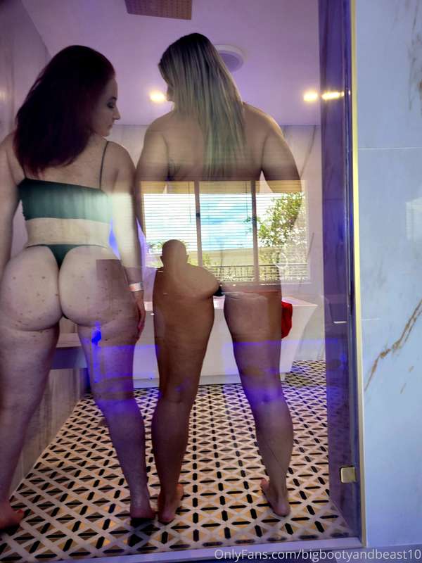 Just @paris4a_knight and I dropping some ass on the glass 💋