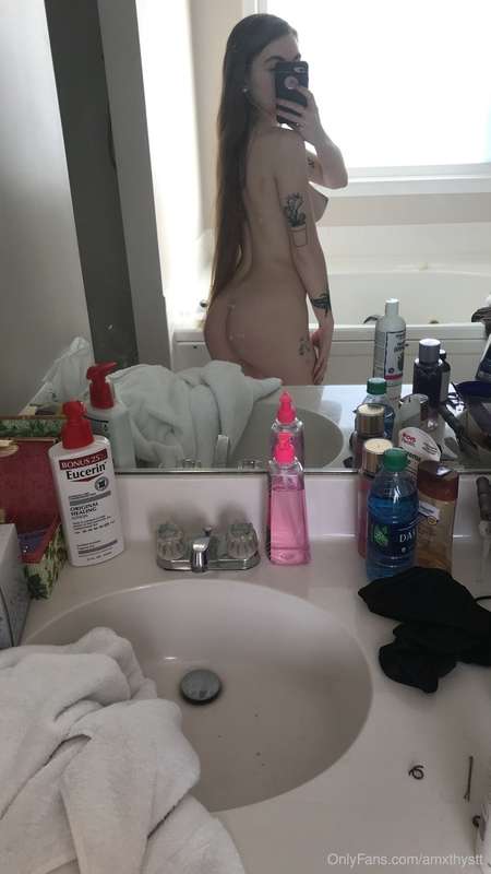 About to shower after my hike 💖
