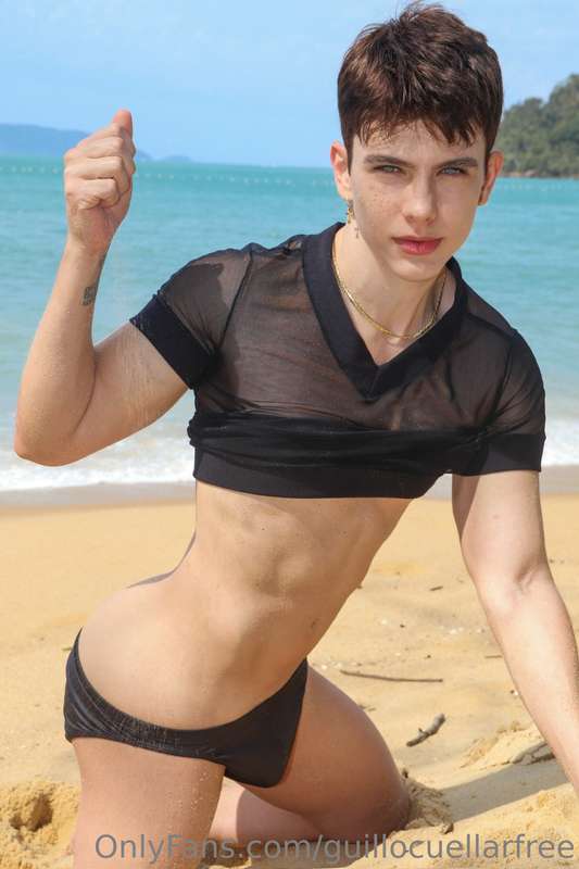 Wanna clean the sun of my butt? 
¿Quieres limpiarme la arena.. 1