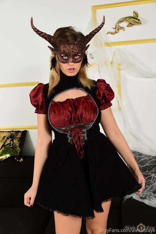 TRICK OR BOOBS - part 5: Horny Alexsis
Yes, you see it right..