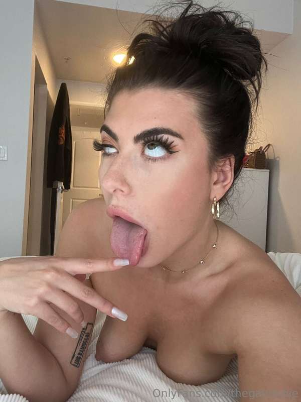 Who's ready to goon with me tonight on cam?? 🥵DM me and lets..