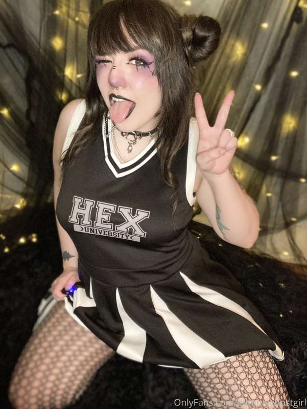 Your goth cheerleader gf wants to help you score 🖤 1