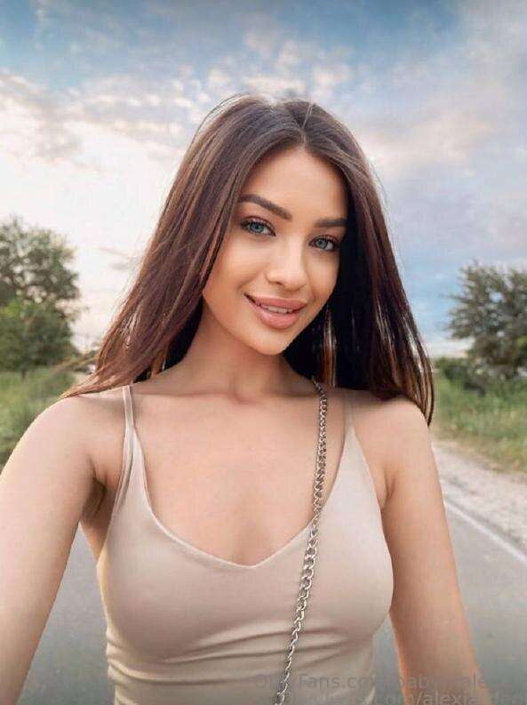 This sweet @alexiardent will purr in your ear🤤🐾 She will moa..
