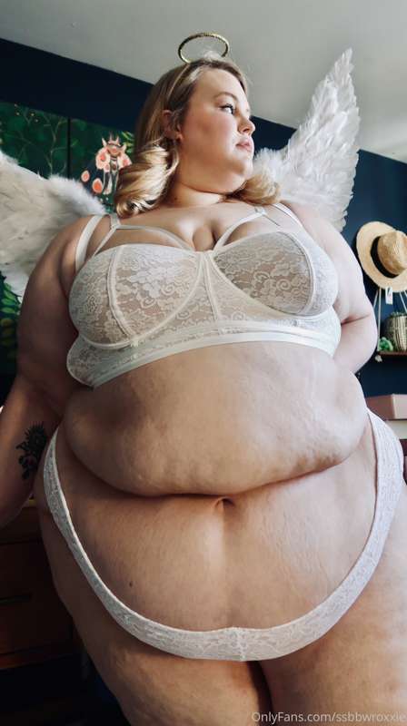 Heavenly and Huge 🤍 

I’ll be sending the full 40-photo set ..