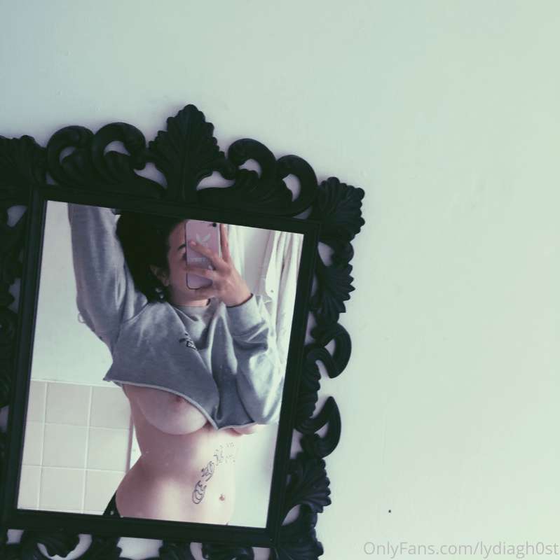 Good morning underboob 🖤🐇