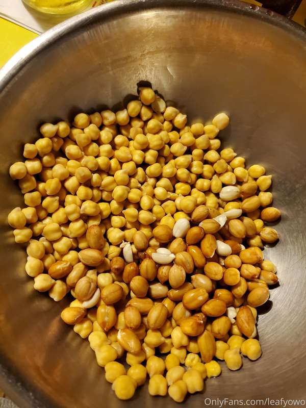 Braised pork with potatoes, peanuts, chickpeas, onions, garl.. 2