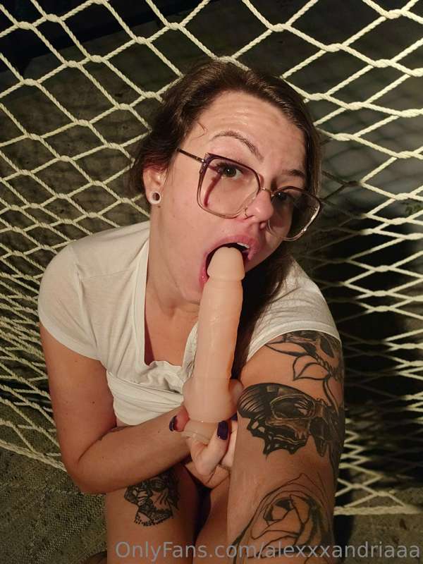 I couldn't *not* fuck myself in this hammock 👀🤭
And I know h..
