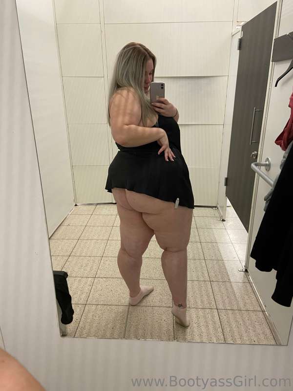 Play with me a little..hit me up! 🍑😈❤️ 4