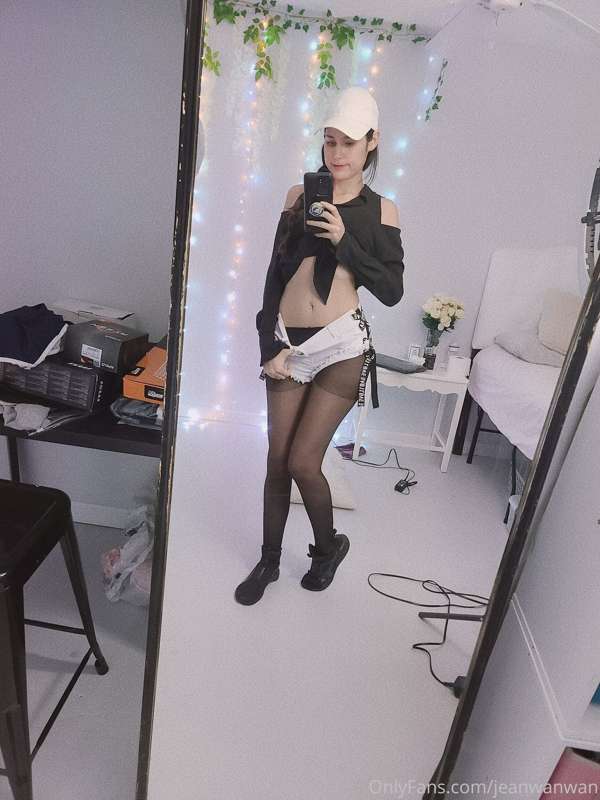 How do you like my pantyhose? I'm such a fan ♡ I love wearin.. 6