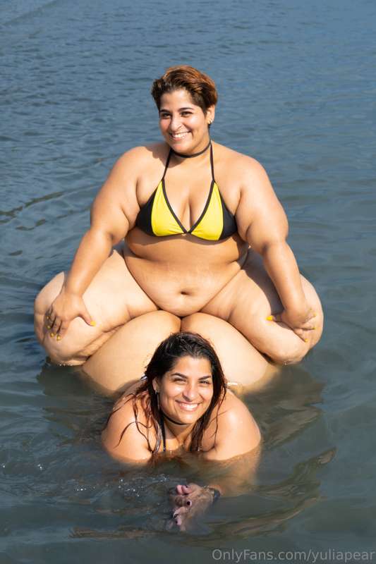 Me and my twin sister @emmapear 💞​
