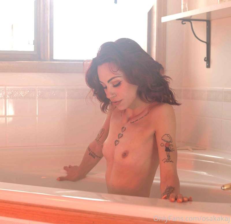 Hihi! #SWIPE➡️➡️➡️➡️ ×4 moody bath vibin'.
📸: Laurent Photog.. 1