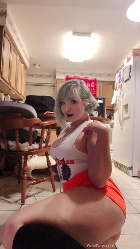 Alternative Hooters girl pics? 😊😈😁 tip me to encourage me to.. 12