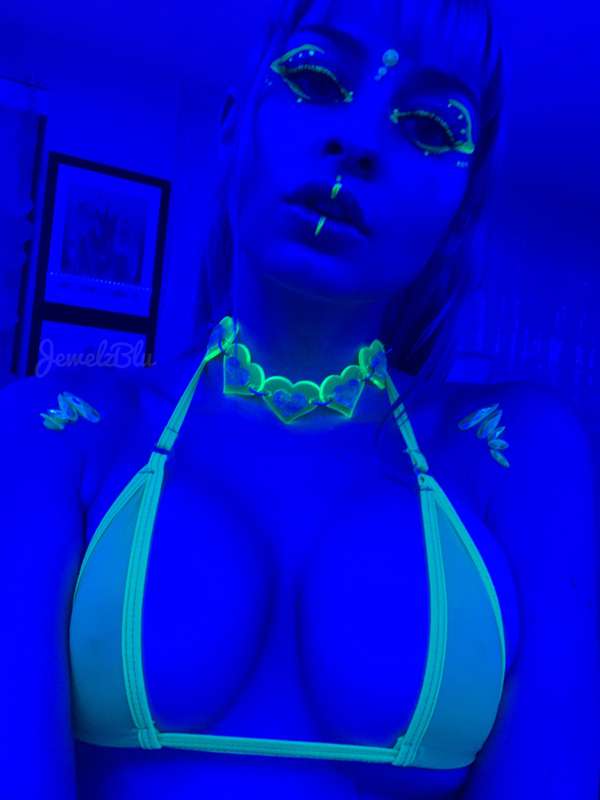Let’s glow ✨ I don’t play around in my black light enough ~ ..